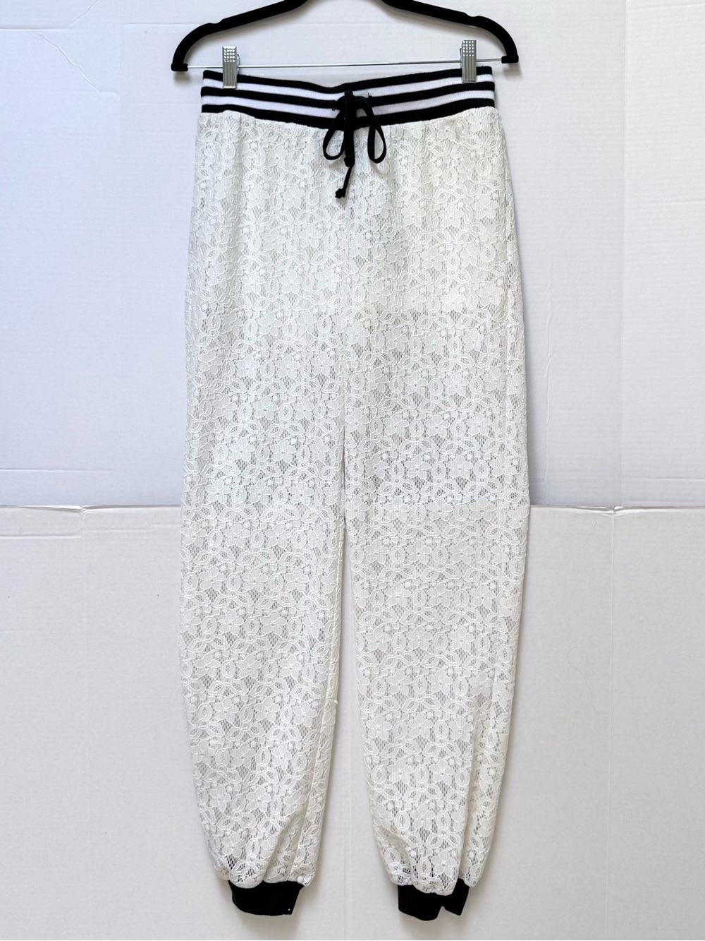 LACE JOGGERS WHITE PANTS SHORTS LINED BEACH COVERUP JNRS MED NWT